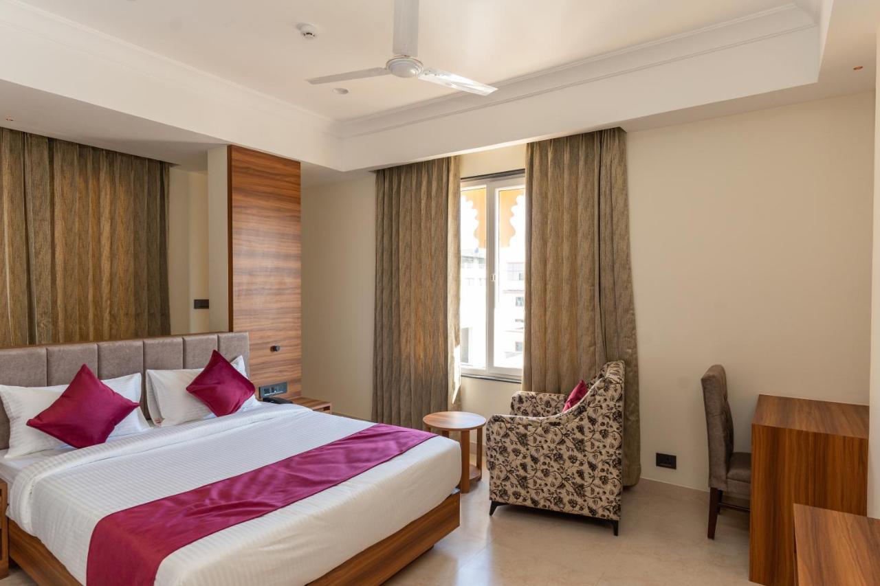 Raghunandan Palace - A Premier Boutique Stay, City Center & 500 Meters From City Railway Station أُودايبور المظهر الخارجي الصورة