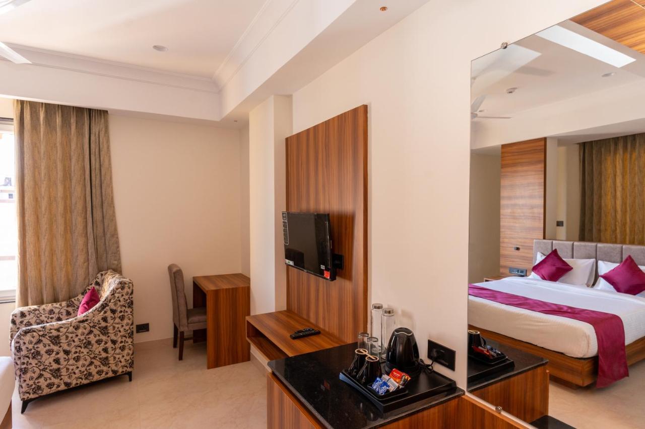 Raghunandan Palace - A Premier Boutique Stay, City Center & 500 Meters From City Railway Station أُودايبور المظهر الخارجي الصورة