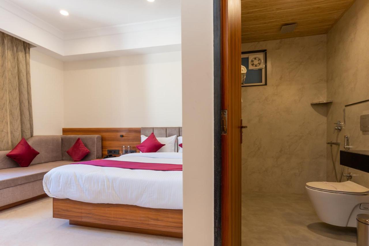 Raghunandan Palace - A Premier Boutique Stay, City Center & 500 Meters From City Railway Station أُودايبور المظهر الخارجي الصورة