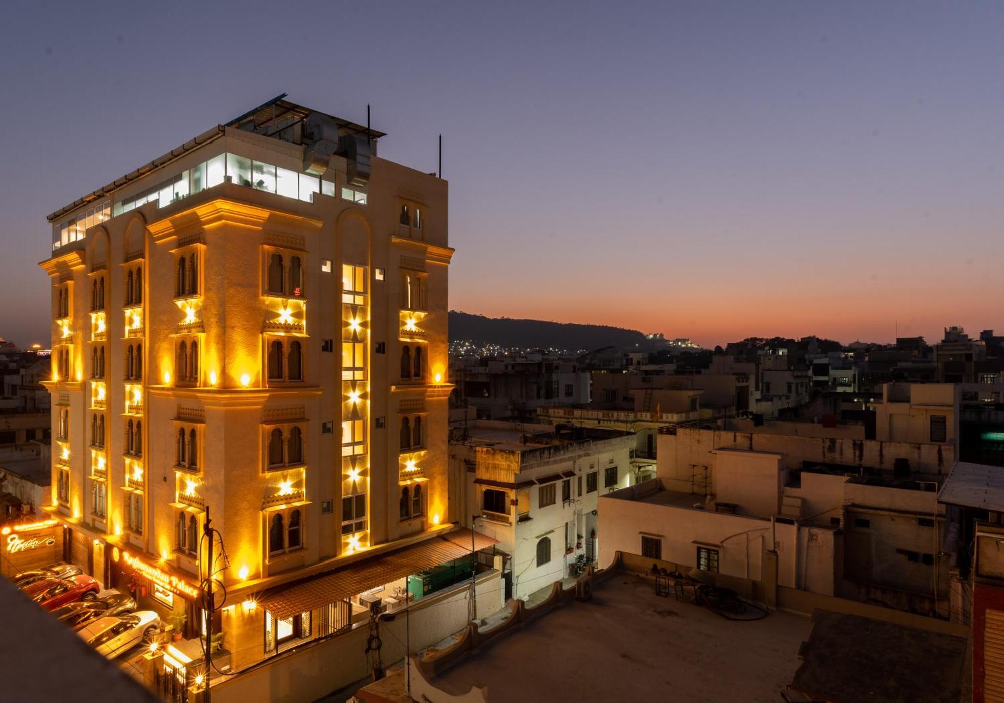 Raghunandan Palace - A Premier Boutique Stay, City Center & 500 Meters From City Railway Station أُودايبور المظهر الخارجي الصورة