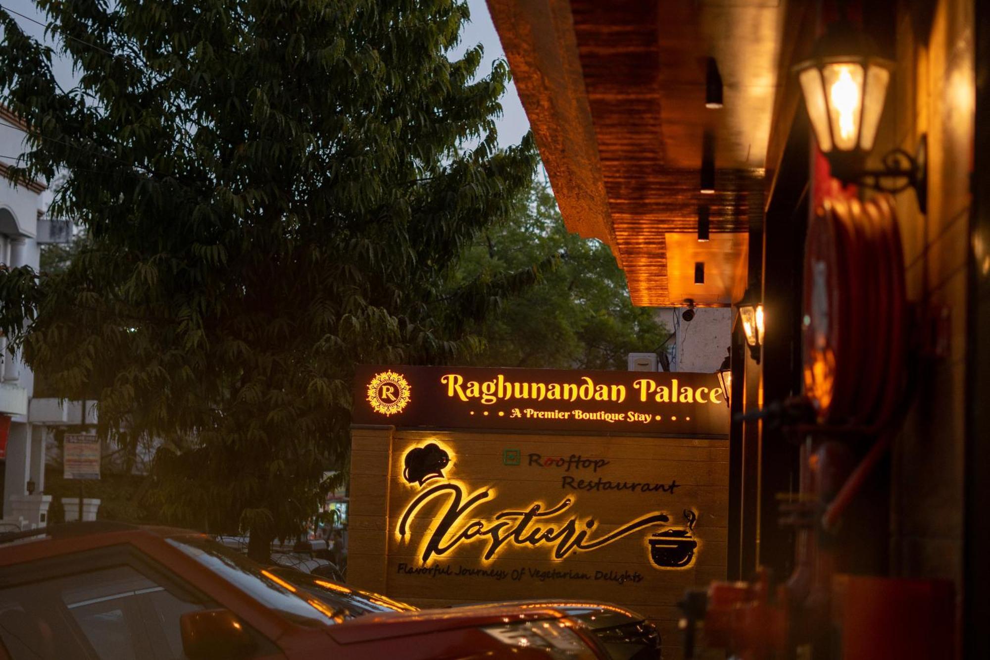 Raghunandan Palace - A Premier Boutique Stay, City Center & 500 Meters From City Railway Station أُودايبور المظهر الخارجي الصورة