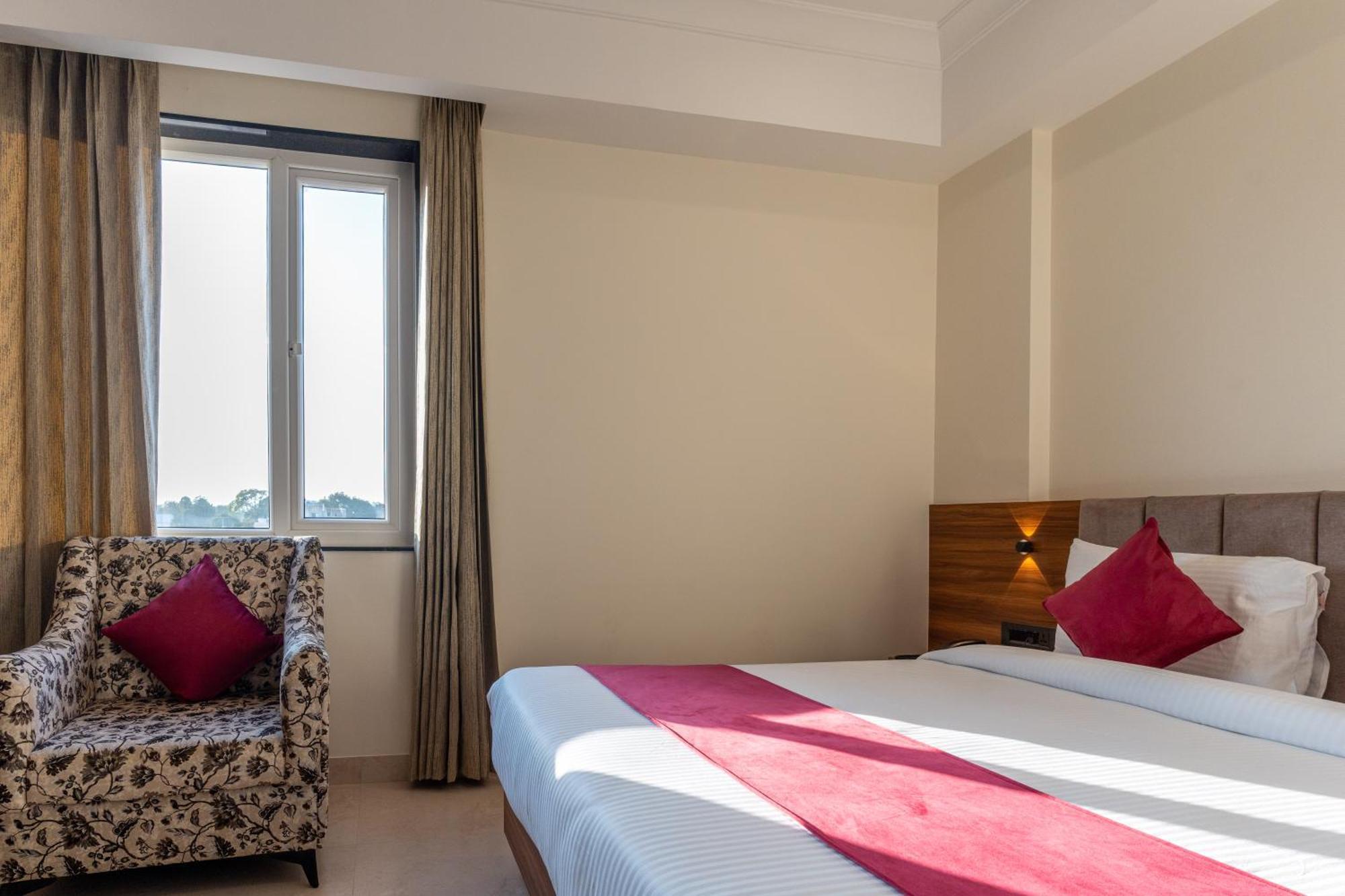 Raghunandan Palace - A Premier Boutique Stay, City Center & 500 Meters From City Railway Station أُودايبور المظهر الخارجي الصورة
