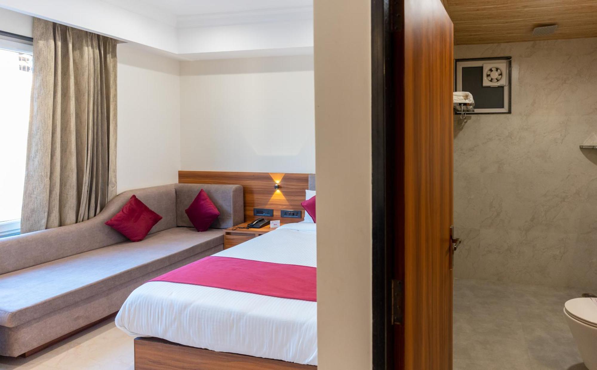 Raghunandan Palace - A Premier Boutique Stay, City Center & 500 Meters From City Railway Station أُودايبور المظهر الخارجي الصورة