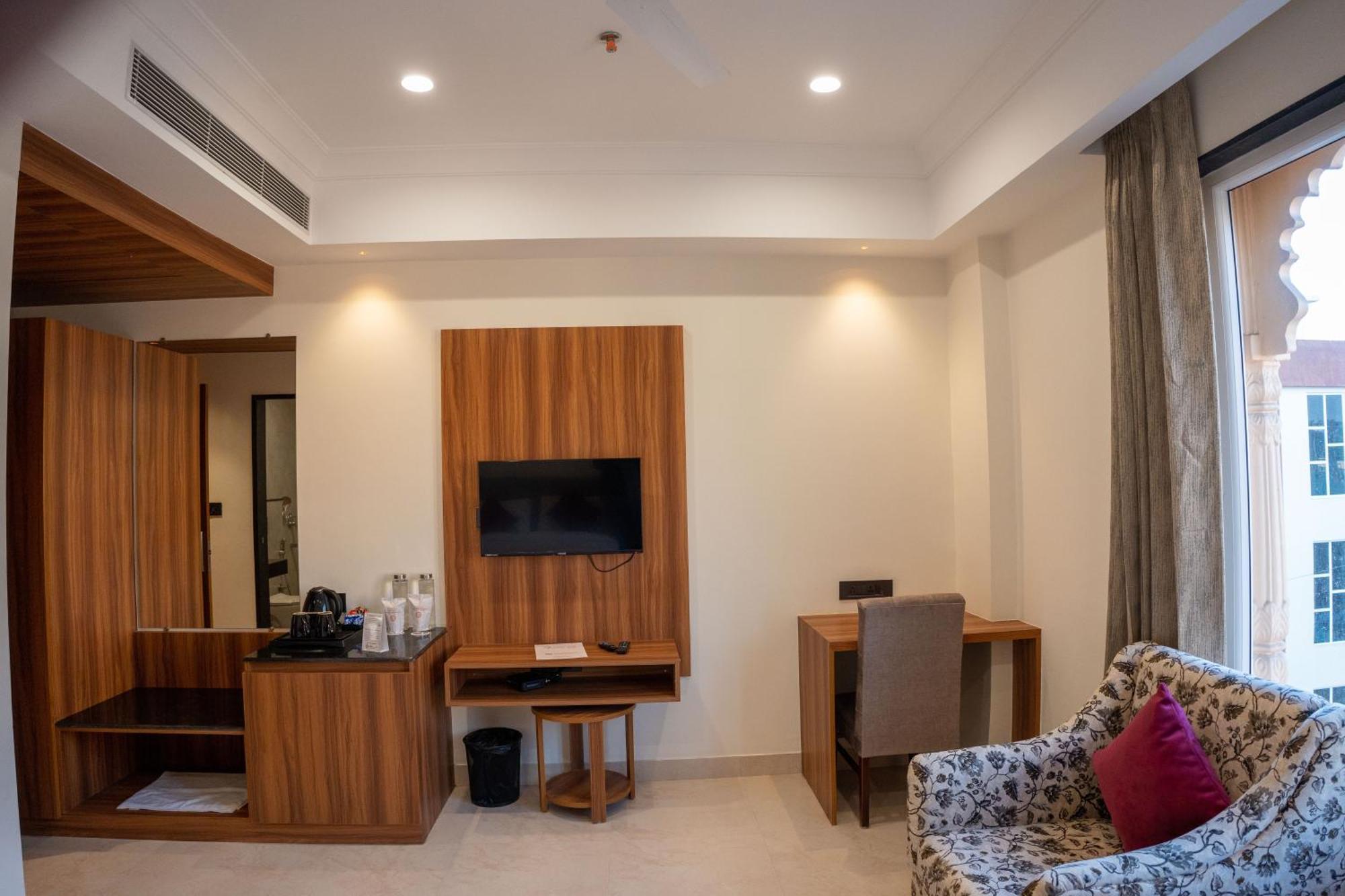 Raghunandan Palace - A Premier Boutique Stay, City Center & 500 Meters From City Railway Station أُودايبور المظهر الخارجي الصورة