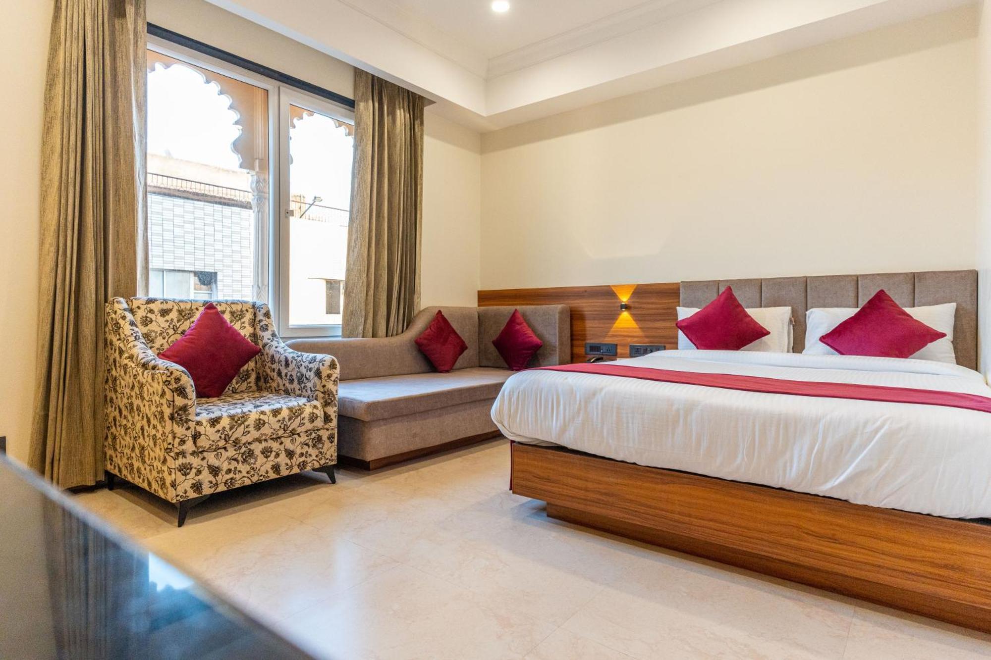 Raghunandan Palace - A Premier Boutique Stay, City Center & 500 Meters From City Railway Station أُودايبور المظهر الخارجي الصورة