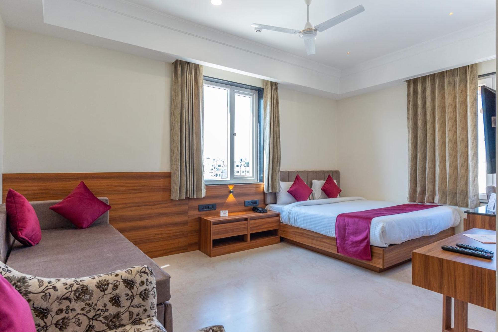 Raghunandan Palace - A Premier Boutique Stay, City Center & 500 Meters From City Railway Station أُودايبور المظهر الخارجي الصورة