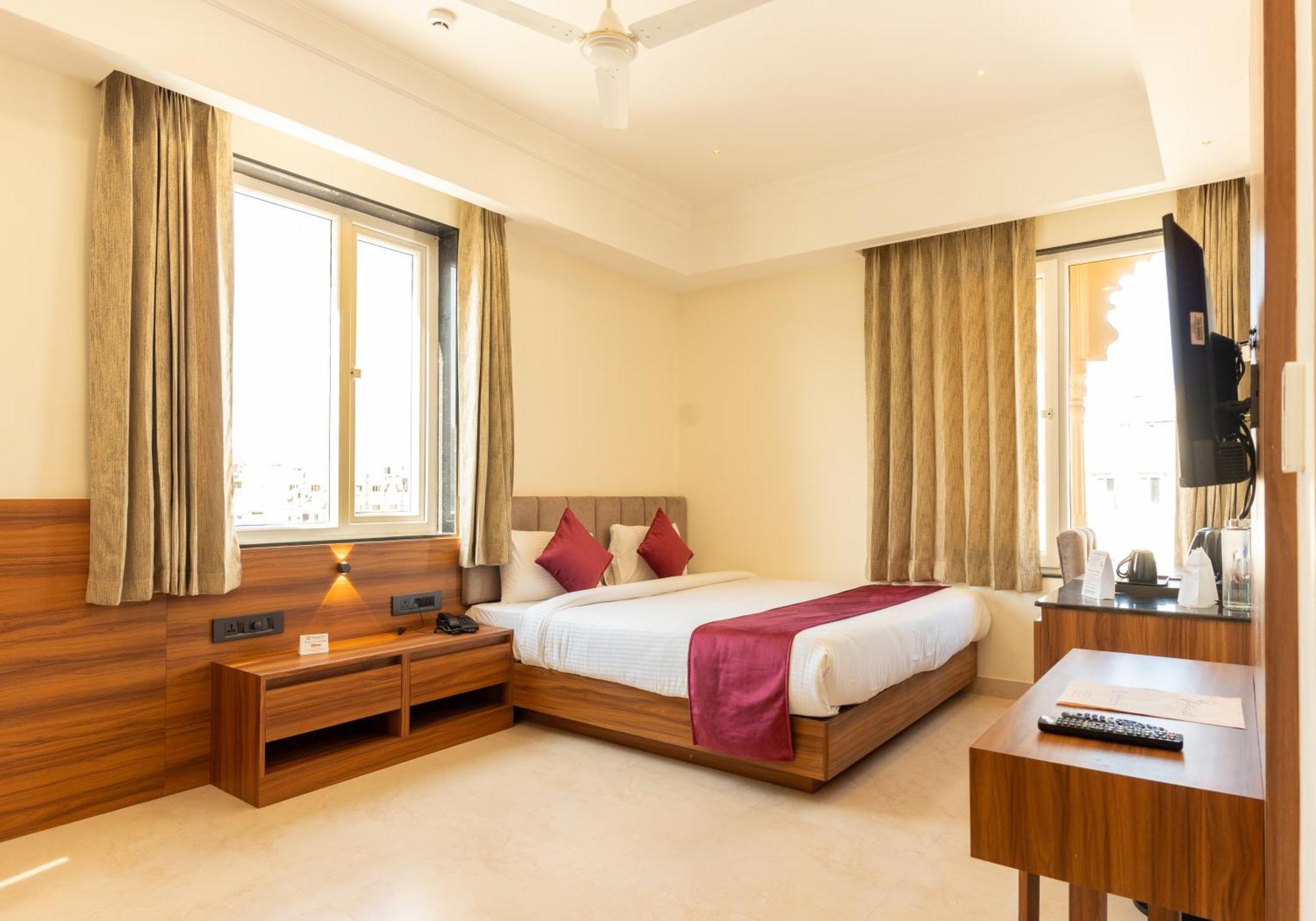 Raghunandan Palace - A Premier Boutique Stay, City Center & 500 Meters From City Railway Station أُودايبور المظهر الخارجي الصورة
