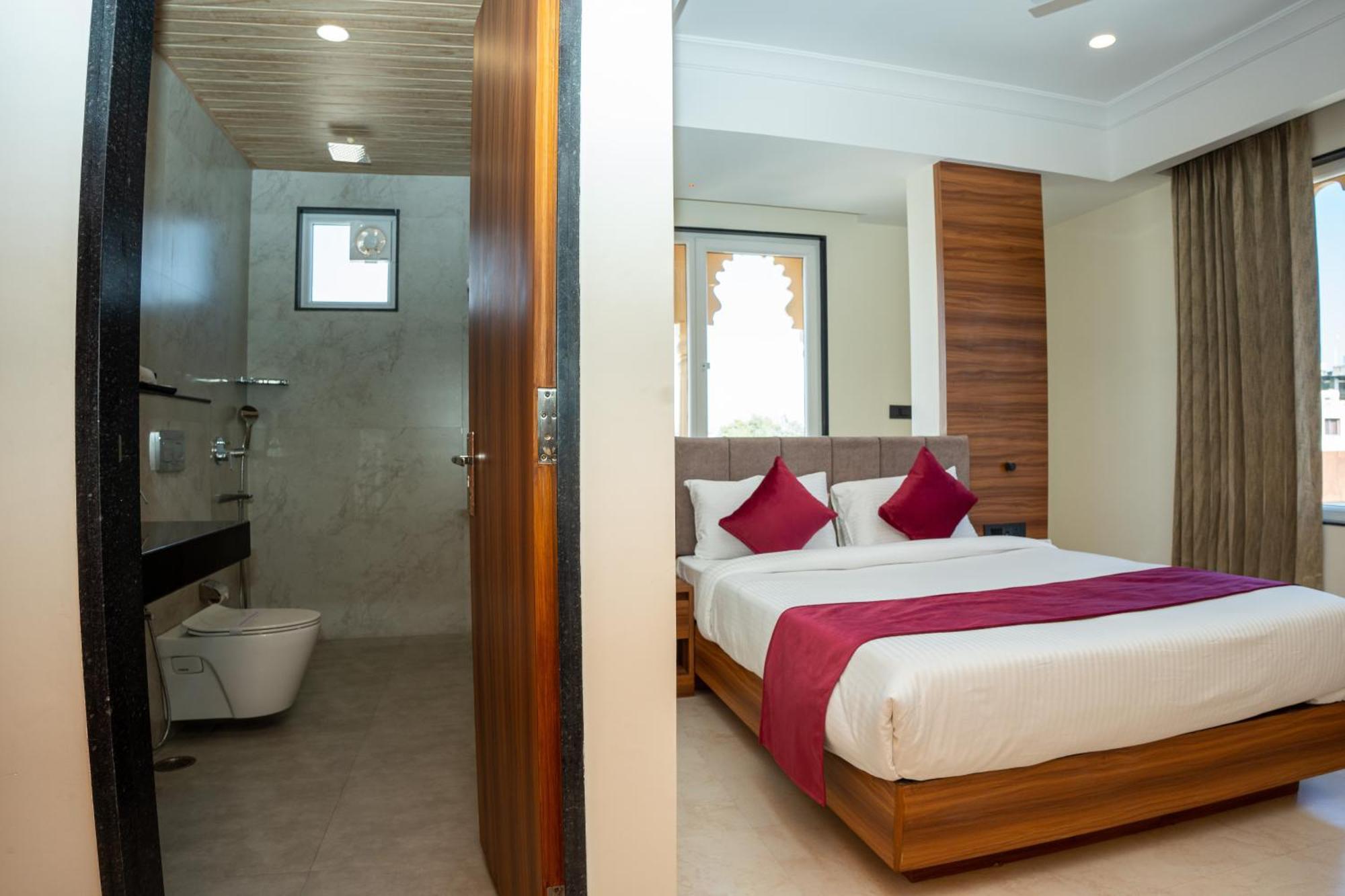 Raghunandan Palace - A Premier Boutique Stay, City Center & 500 Meters From City Railway Station أُودايبور المظهر الخارجي الصورة