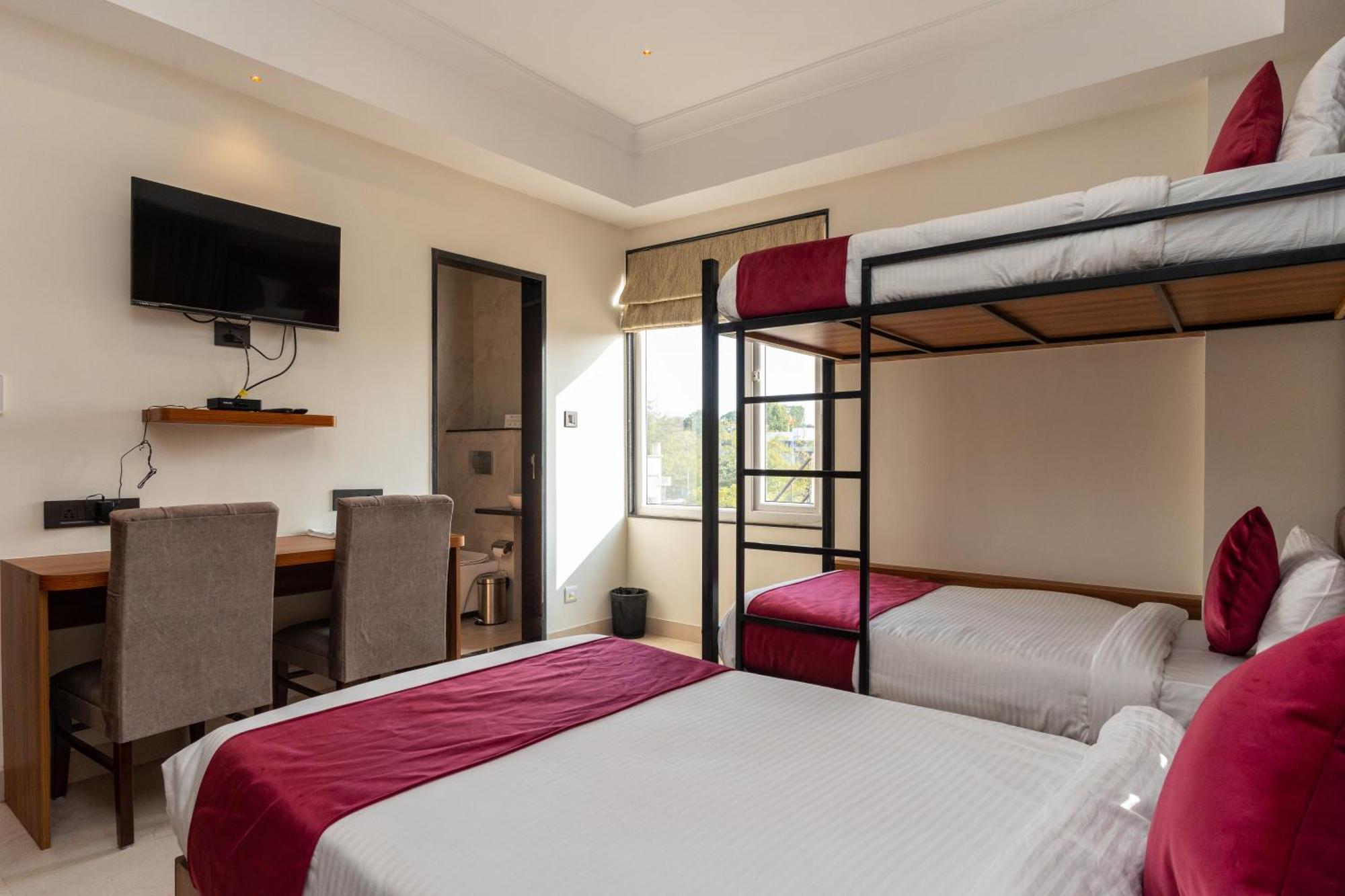 Raghunandan Palace - A Premier Boutique Stay, City Center & 500 Meters From City Railway Station أُودايبور المظهر الخارجي الصورة