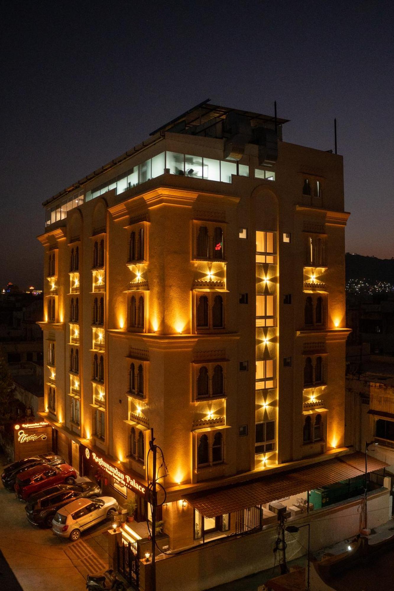 Raghunandan Palace - A Premier Boutique Stay, City Center & 500 Meters From City Railway Station أُودايبور المظهر الخارجي الصورة
